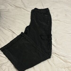 Barely worn Woman’s size 8 American Eagle Baggy Wide leg black cargo pants